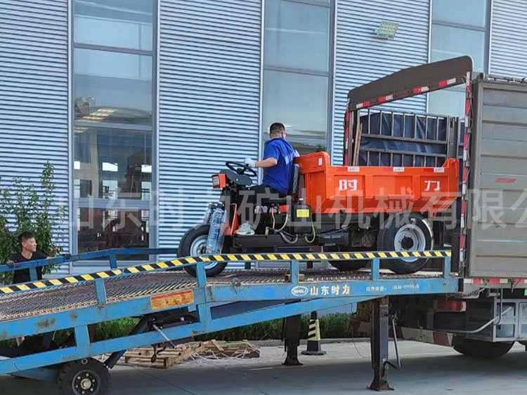 兩臺(tái)載重2噸礦用電動(dòng)三輪車(chē)發(fā)貨河北某鐵礦